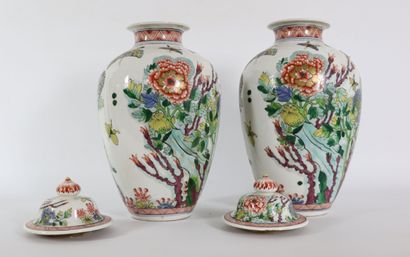 null SAMSON.

Paire de vases balustres couverts en porcelaine à décor polychrome...