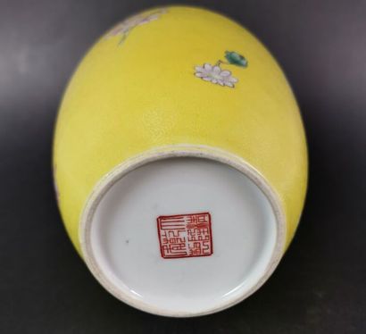 null CHINE.

Vase en porcelaine à décor floral sur fond jaune, a sgraffiato.

Pèriode...