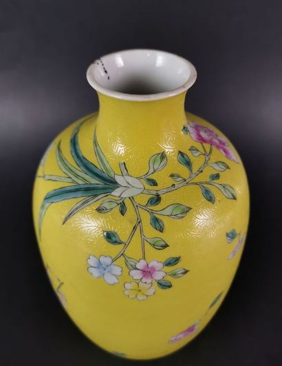 null CHINE.

Vase en porcelaine à décor floral sur fond jaune, a sgraffiato.

Pèriode...