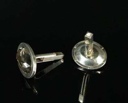 null Paire de boutons de manchette en argent ornés de pierres facettées.

L_2,5 cm.

Poids...