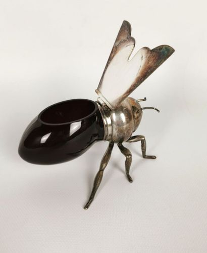 null Pot à miel en métal argenté et verre rouge figurant une abeille au naturel.

L'abdomen...