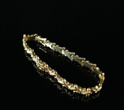 null Articulated bracelet in yellow gold decorated with crescents and pineapple bodies.

L_19.2...