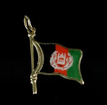 null Yellow gold pendant enamelled with the flag of Afghanistan.

H_2,2 cm.

Gross...