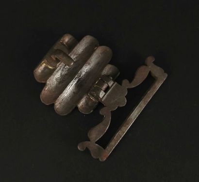 null PERSE.

Élément de boucle de ceinture en fer damasquiné or.

XIXème siècle.

H_9...