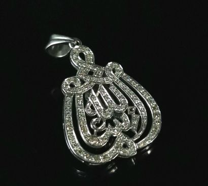 null 
Pendentif en or gris orné de diamants formant une inscription en arabe.




H_4,6...