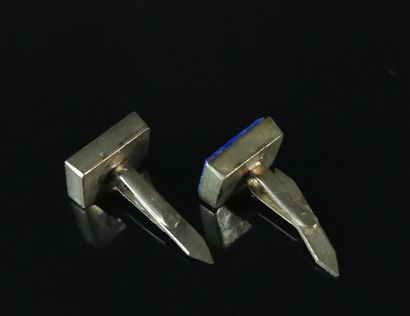 null Pair of silver and lapis lazuli cufflinks.

L_1,7 cm.

Gross weight : 8,74 grams,...