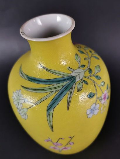 null CHINE.

Vase en porcelaine à décor floral sur fond jaune, a sgraffiato.

Pèriode...