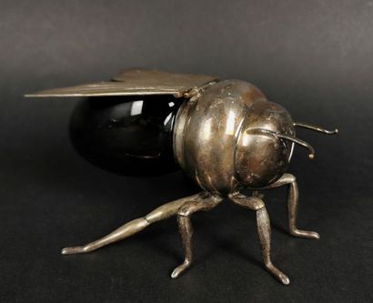 null Pot à miel en métal argenté et verre rouge figurant une abeille au naturel.

L'abdomen...