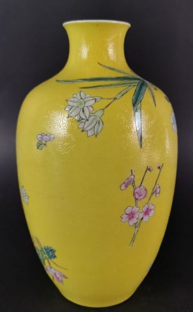 null CHINE.

Vase en porcelaine à décor floral sur fond jaune, a sgraffiato.

Pèriode...