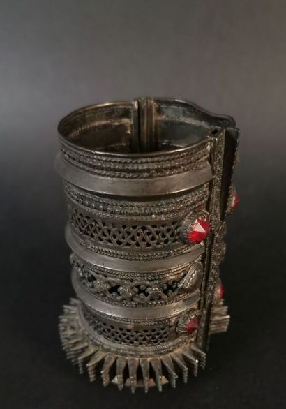 null AFGHANISTAN.

Bronze cuff bracelet, decorated with red glassware.

D_6 cm L_12...