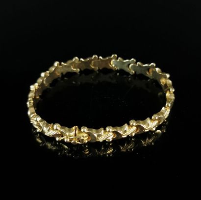 null Articulated bracelet in yellow gold decorated with crescents and pineapple bodies.

L_19.2...