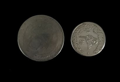 null Deux pièces orientales en argent.

68,42 grammes, usures