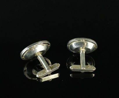 null Paire de boutons de manchette en argent ornés de pierres facettées.

L_2,5 cm.

Poids...