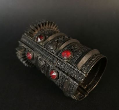 null AFGHANISTAN.

Bracelet manchette en bronze, orné de verreries rouge.

D_6 cm...