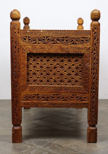 null Afghan wedding chest in openwork and carved wood.

Afghanistan, 20th century.

H_56...