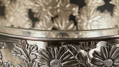 null Kichigoro UYEDA, Japan.

Crystal bowl, the frame openwork of silver flowers.

Minor...