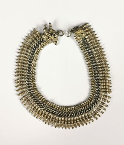 null AFGHANISTAN.

Three metal necklaces.

L_30 cm to 42 cm