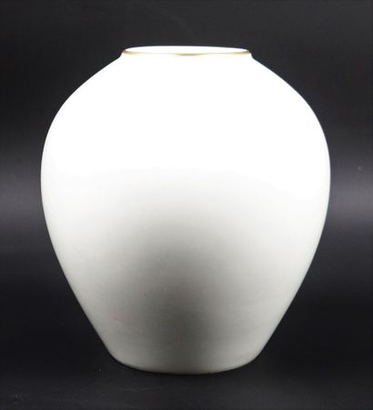 null BERLIN, KPM.

Vase en porcelaine blanche, le col émaillé or , marqué et numéroté...