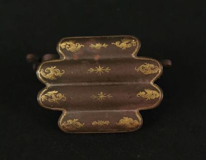 null PERSE.

Élément de boucle de ceinture en fer damasquiné or.

XIXème siècle.

H_9...