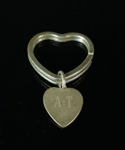 null TIFFANY & CO.

Porte-clefs coeur en argent, orné d'une médaille gravée A.T....