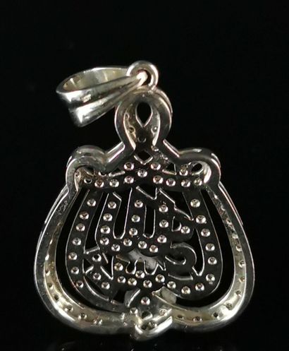 null 
Pendant in white gold decorated with diamonds forming an inscription in Arabic.




H_4,6...