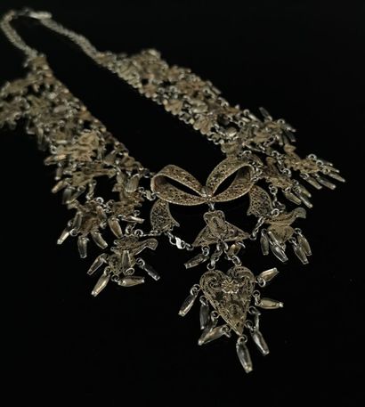 null Necklace in silver and vermeil supporting birds and hearts.

L_54 cm.

120.04...