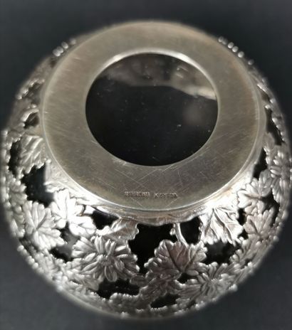 null Kichigoro UYEDA, Japon.

Bol en cristal, la monture ajourée de fleurs en argent.

Infime...