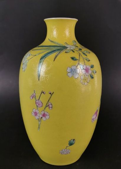 CHINE. 
Vase en porcelaine à décor floral...