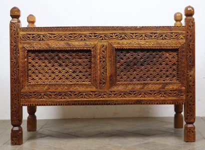 null Afghan wedding chest in openwork and carved wood.

Afghanistan, 20th century.

H_56...