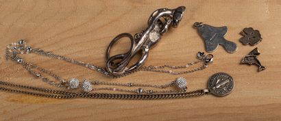 null Ensemble comprenant :

Un collier Swarovski en métal argenté et strass, L_80...