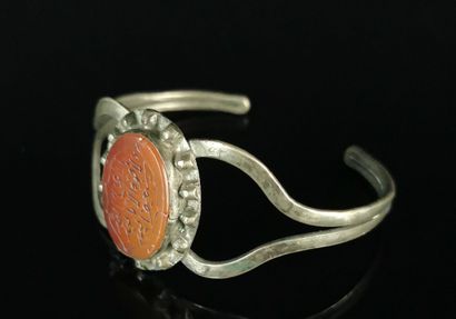 null Adjustable bracelet decorated with a stone engraved with an oriental inscription.

L_6,3...