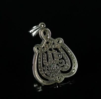 null 
Pendant in white gold decorated with diamonds forming an inscription in Arabic.




H_4,6...