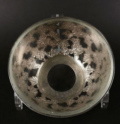 null Kichigoro UYEDA, Japan.

Crystal bowl, the frame openwork of silver flowers.

Minor...