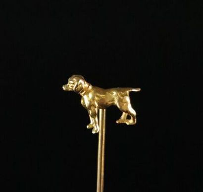 null Épingle de cravate en or figurant un chien.

L_7 cm.

2,29 grammes, 18K, 750°/00...