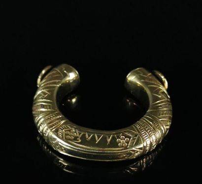 null Yellow gold bracelet in the manner of slave bracelets.

L_7,3 cm.

70.42 grams,...