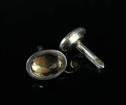 null Pair of silver cufflinks decorated with faceted stones.

L_2,5 cm.

Gross weight:...