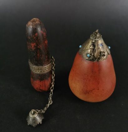 null Two calabashes, mounted in metal, forming powder flasks.

H_10 cm (for one).

H_11,5...