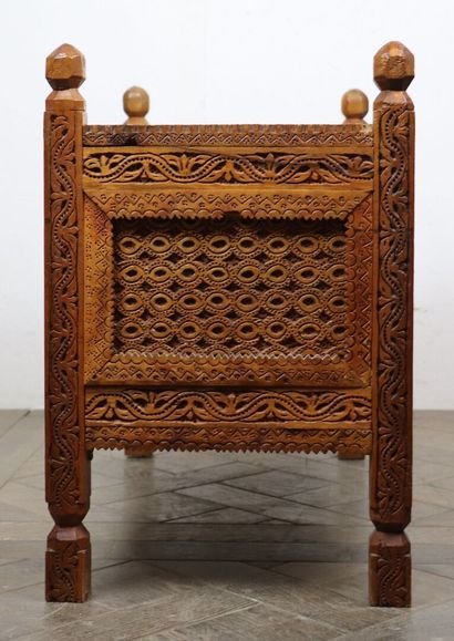 null Afghan wedding chest in openwork and carved wood.

Afghanistan, 20th century.

H_56...