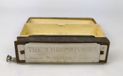 null Réunion de deux éventails et un harmonica comprenant :

- un harmonica HOHNER...
