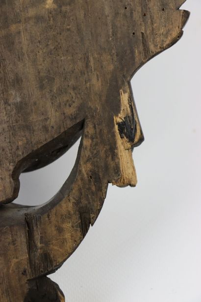 null Importante console d'applique en bois sculpté à décor d'un masque de femme.

XIXème...