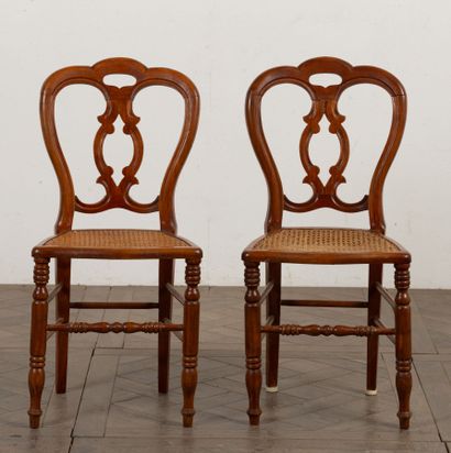 null Suite de six chaises cannées.

XIXème siècle.

H_88 cm L_40 cm P_47 cm