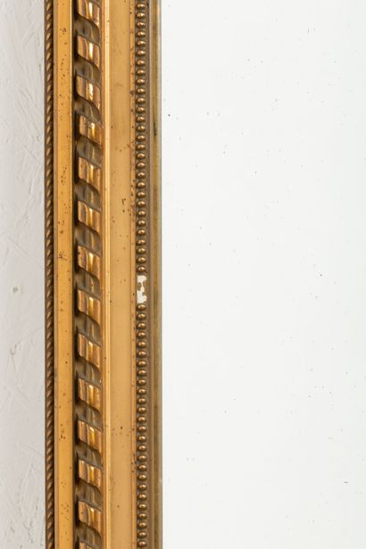 null Miroir de trumeau en bois et stuc doré et laqué.

Style Louis XVI, vers 1900.

H_153...