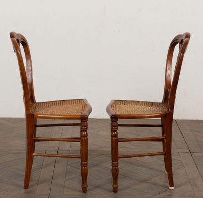 null Suite de six chaises cannées.

XIXème siècle.

H_88 cm L_40 cm P_47 cm