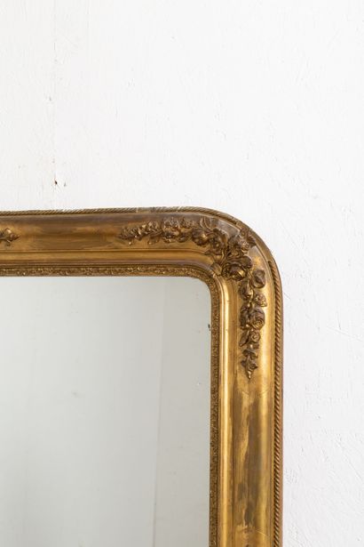 null Miroir de trumeau en bois et stuc doré.

Vers 1850.

H_173 cm L_132 cm P_