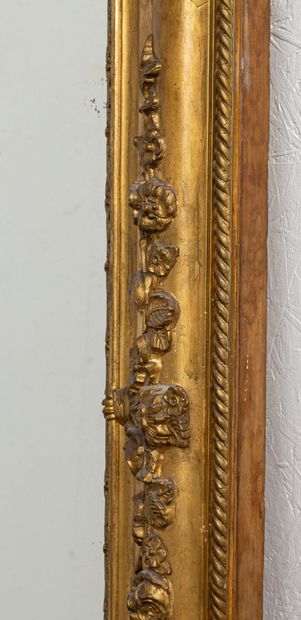 null Miroir de trumeau en bois et stuc doré.

Vers 1850.

H_173 cm L_132 cm P_