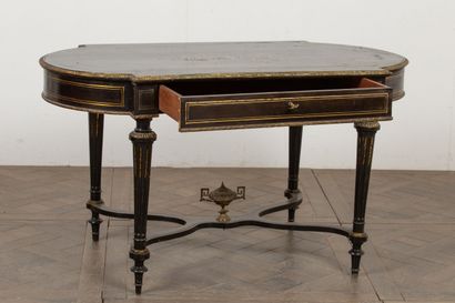 null Table de milieu en bois noirci, marqueterie, bronze et laiton.

Epoque Napoléon...