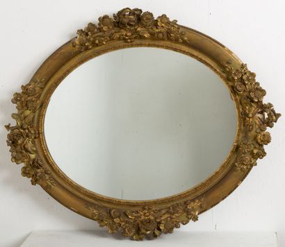 null Miroir ovale en bois et stuc redoré.

Epoque Napoléon III.

H_102 cm L_118 cm,...