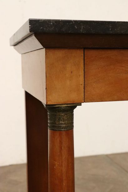 null Petite console en acajou, ouvrant à un tiroir en ceinture.

Plateau de mabre...