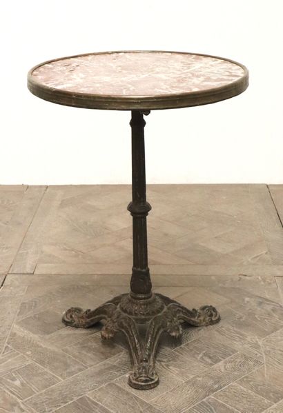 null Table de bistrot en fonte et marbre.

Vers 1900.

H_71 cm D_51 cm