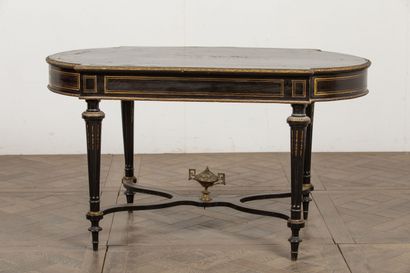 null Table de milieu en bois noirci, marqueterie, bronze et laiton.

Epoque Napoléon...